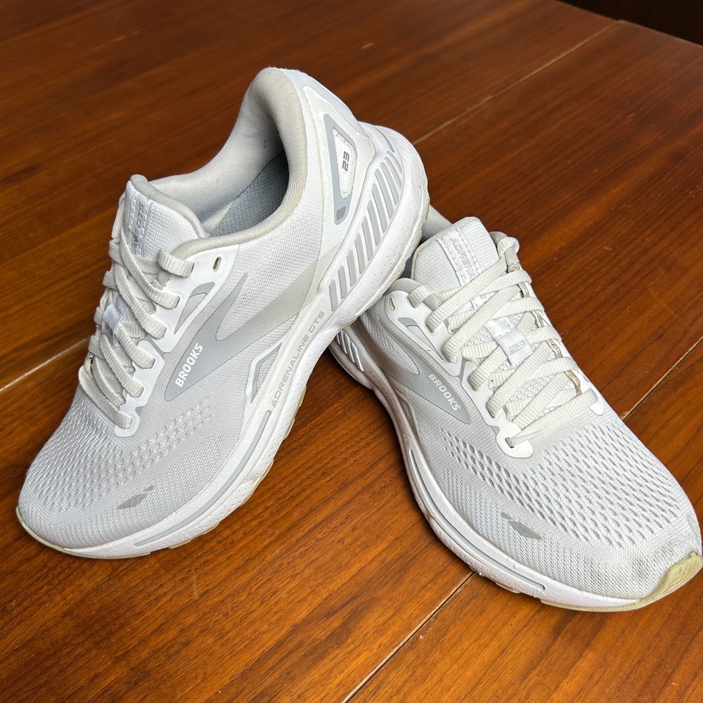 Brooks Adrenaline GTS 23 White Silver Running Shoes Womens 7 Medium 1203811B104